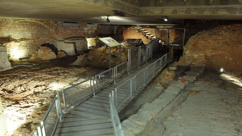 Bezoek aan de archeologische site van de Coudenberg en wandeling door de wijk van de macht