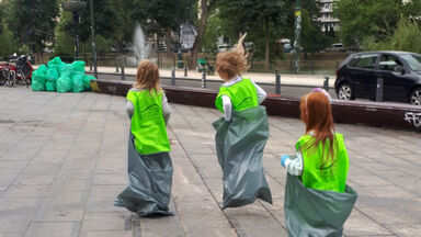 Trash Walk le long des berges des Étangs 